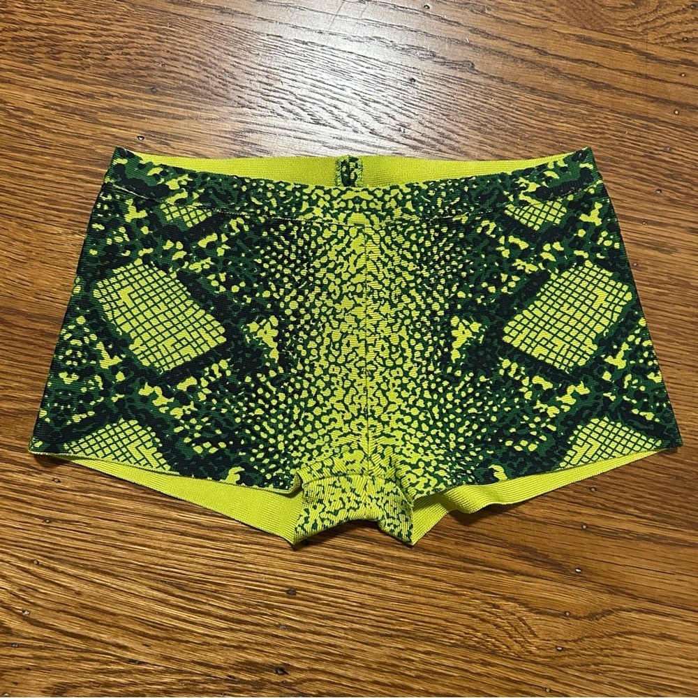 NWOT BCBG thick knit reptile skin inspired bandage booty shorts. Small XS